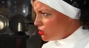 Rahibe kılığındaki olgun kadın genç delikanlının sikiyle coşuyor